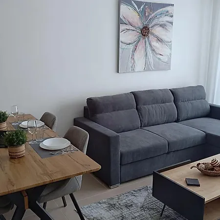 Larvella Estia Luxury לרנקה