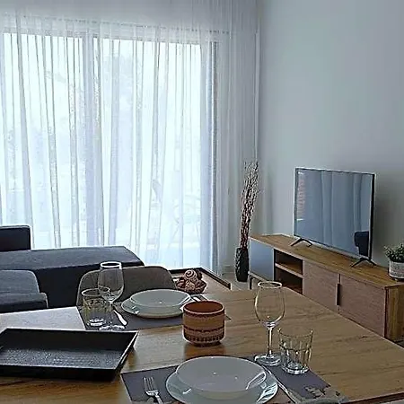Larvella Estia Luxury