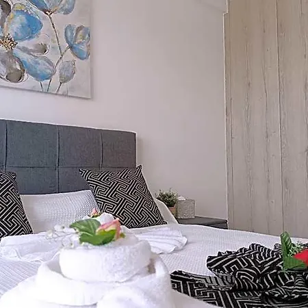 Larvella Estia Luxury 아파트호텔 4*