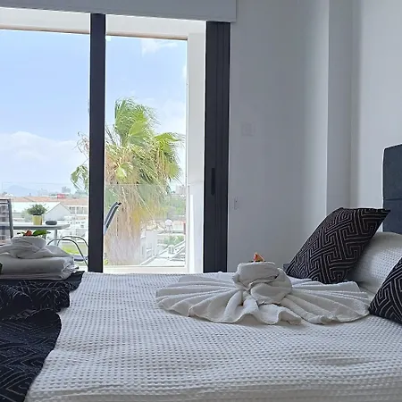 Larvella Estia Luxury מלון דירות לרנקה