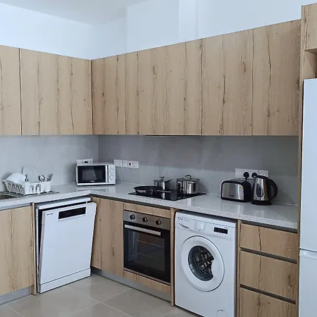 Larvella Estia Luxury מלון דירות לרנקה
