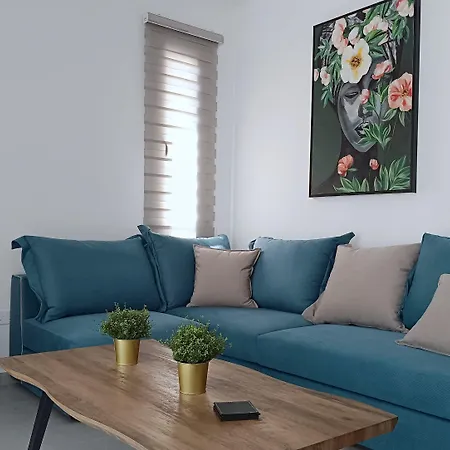 Larvella Estia Luxury מלון דירות 4*